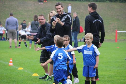 Jubel der Bambinis, Trainer und Eltern über einen weiteren Treffer