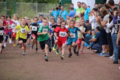 Volldampf am Start mit Felix (Nr. 252) u. Henrik (ganz rechts laufend)