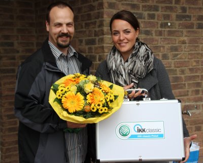 stellv. Jugendleiter Björn Manske und IKK classic Mitarbeiterin Kirsten Nowicki bei der „Kofferübergabe“. Im Gegenzug gab es Blumen für die „Jungverheiratete“