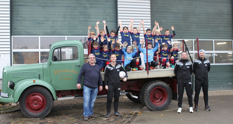 Die Firma Glasmacher und Söhne bot bei der Trikotvorstellung eine besondere historische Rarität auf und ließ unsere Kinder auf die Ladefläche dieses alten LKW klettern.