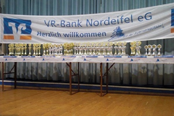 Belohnung für ein langes Jahr: Die Siegerpokale des Eifelcups.