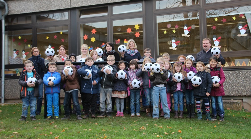 Offizielle Übergabe der Bälle und Tore an die OGS